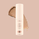 Catrice Soft Glam Filter Stick auf hell braunem Hintergrund